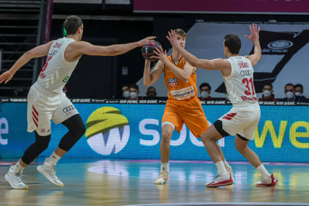 掩耳之势直 掩耳之势直